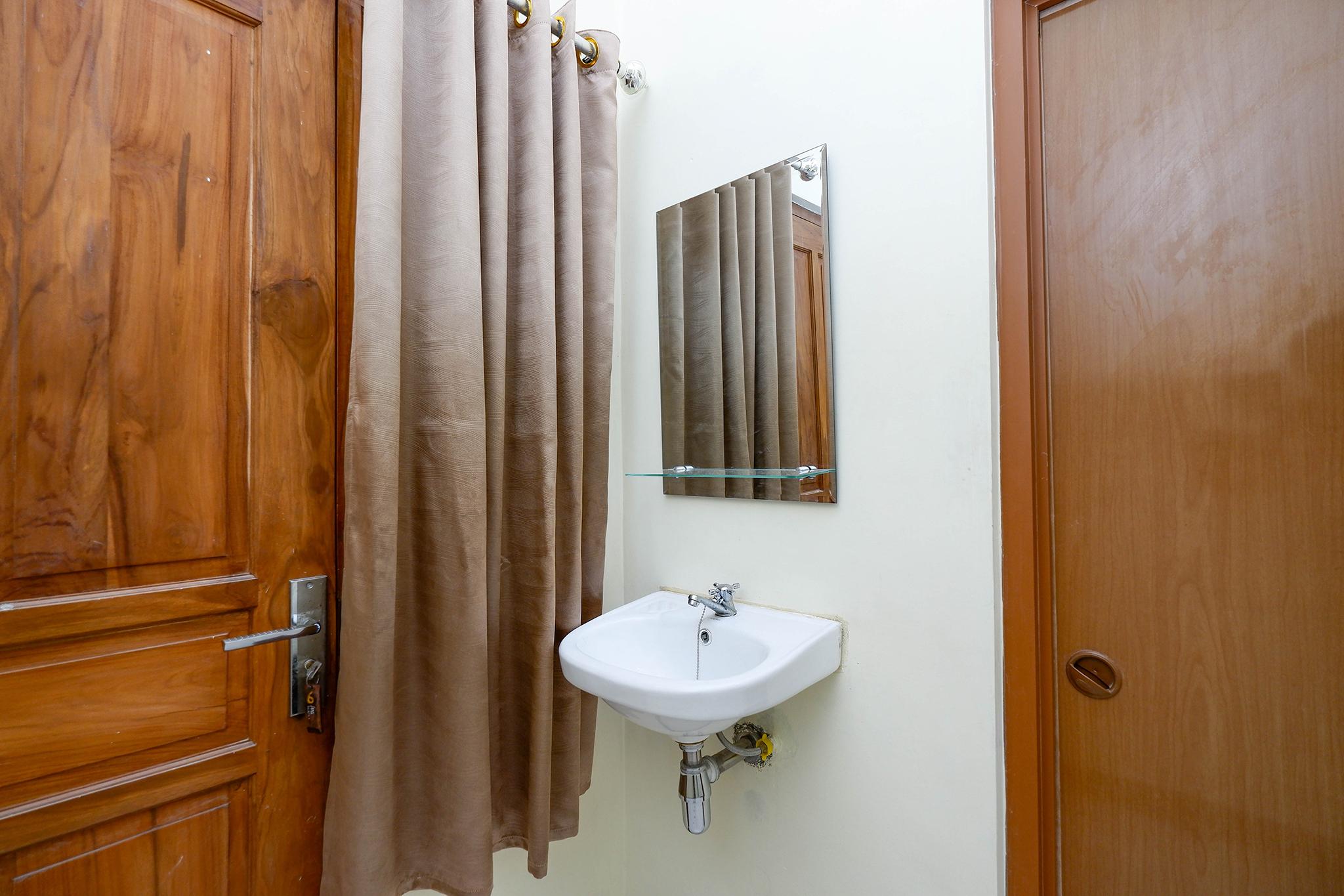 Super Oyo Capital O 2258 Santana Syariah Guest House Kartosuro Екстер'єр фото